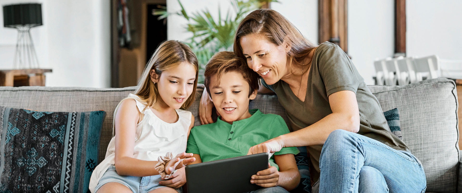 Family takes a quiz to find out which type of internet users they are and whether fiber-optic is a good option. 