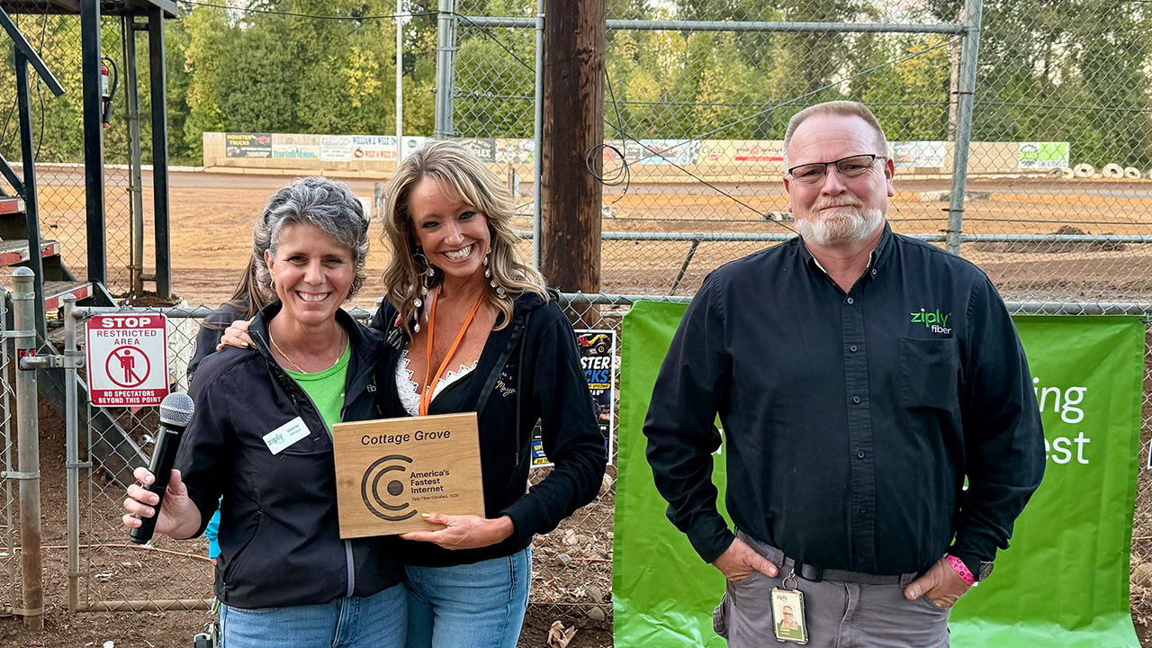 Ziply Fiber team with certifications at Cottage Grove ribbon cutting