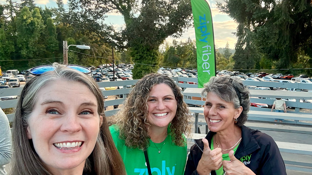 Ziply Fiber team members at Cottage Grove ribbon cutting