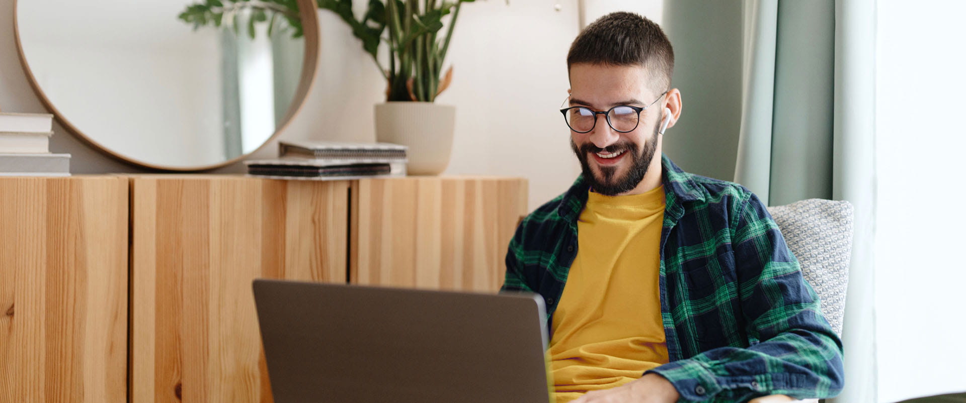 Bearded bespectacled creative pro lands meets with a new client on a video call seamlessly connected to fast fiber internet. 