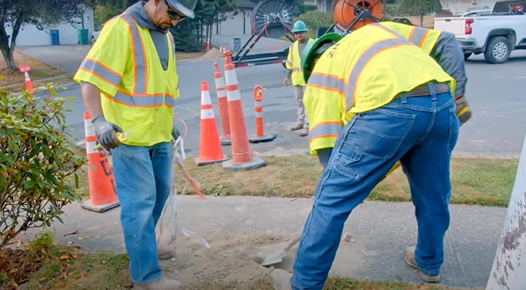 2_fiber_construction_workers