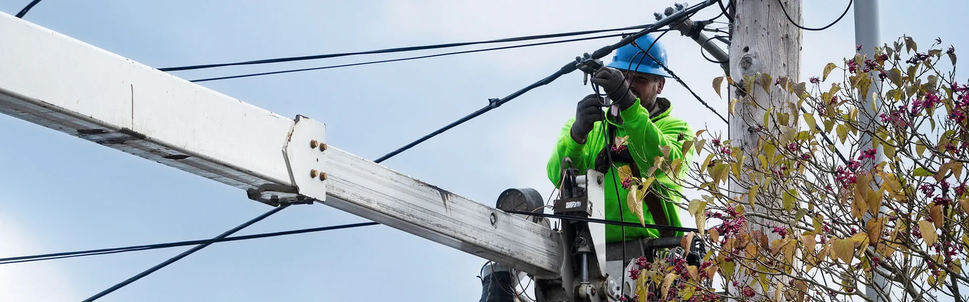 Person in a fiber construction lift installing high-quality, super fast fiber internet
