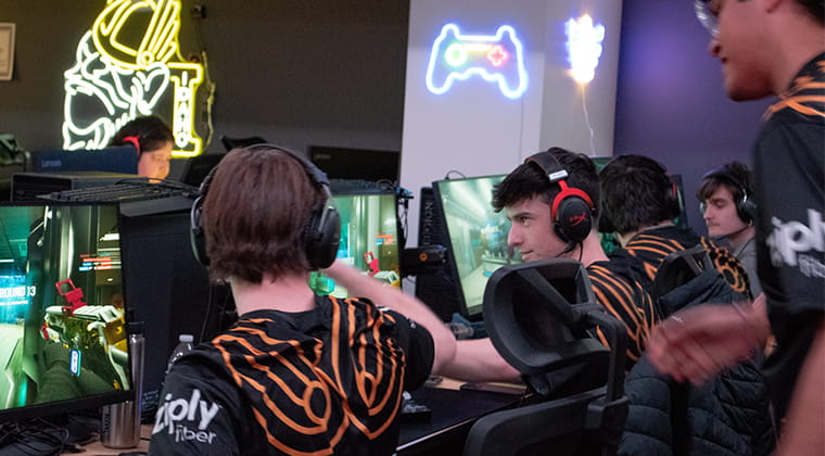 U of I e-sports athletes